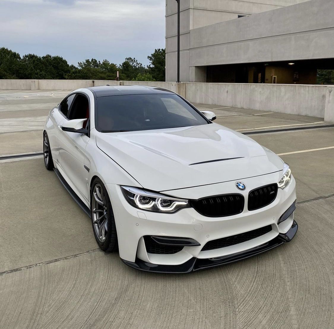 BMW M4 Competition — photo 1 of 3